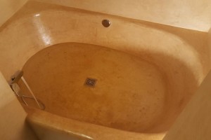 vasca di tadelakt  e acqua